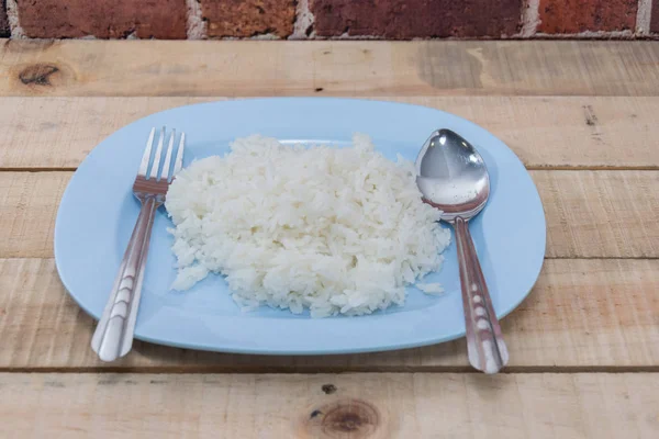 Nasi dimasak di piring, nasi rebus dengan sendok dan garpu — Stok Foto