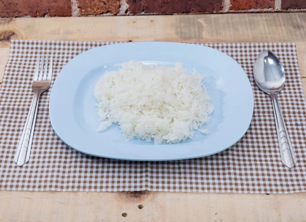 Nasi dimasak di piring, nasi rebus dengan sendok dan garpu — Stok Foto