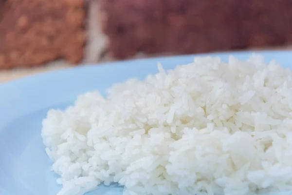 Arroz cozido em prato, arroz cozido com colher e garfo — Fotografia de Stock