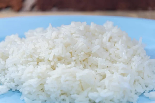 Arroz cozido em prato, arroz cozido com colher e garfo — Fotografia de Stock