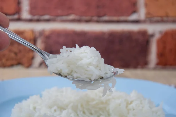 Menutup nasi matang, nasi rebus dengan sendok — Stok Foto
