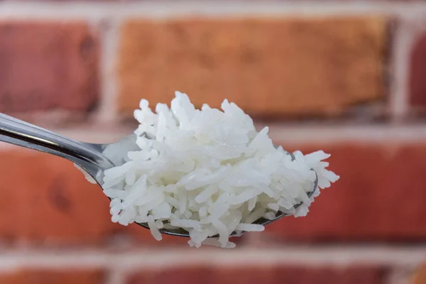 Perto de arroz cozido, arroz cozido com colher — Fotografia de Stock