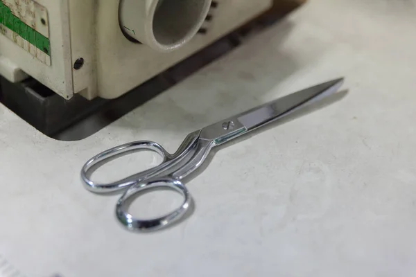 Close up of Textile Scissor near the sewing machine — Stok fotoğraf