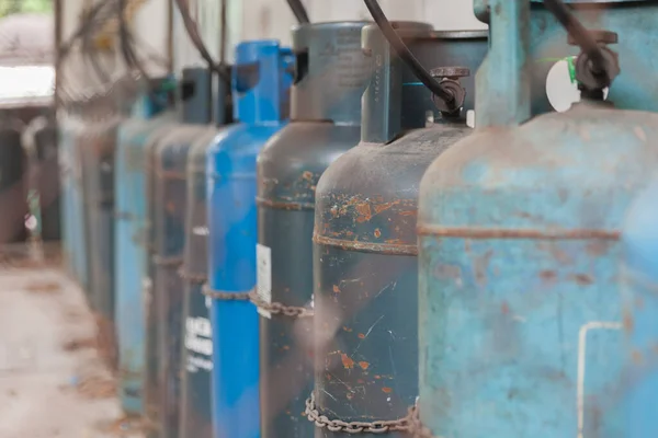 Zbliżenie zbiornika na gaz w starej fabryce włókienniczej — Zdjęcie stockowe