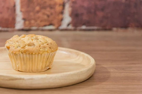 Pastel de taza con cobertura de almendras en el mango placa redonda —  Fotos de Stock