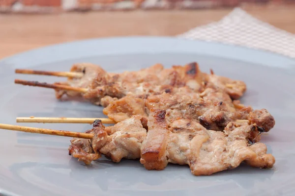 Dekat dengan daging babi panggang tusuk sate di ThaiIand — Stok Foto