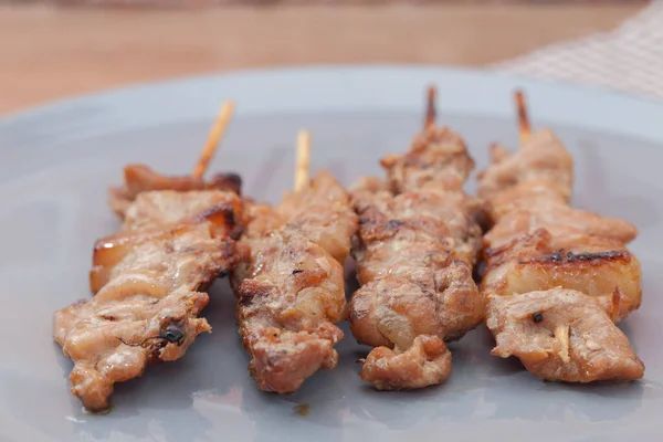 Dekat dengan daging babi panggang tusuk sate di ThaiIand — Stok Foto