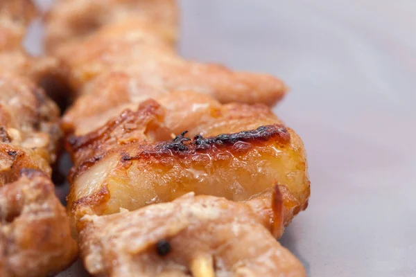 Close-up de porco grelhado espetado costeleta na Tailândia — Fotografia de Stock
