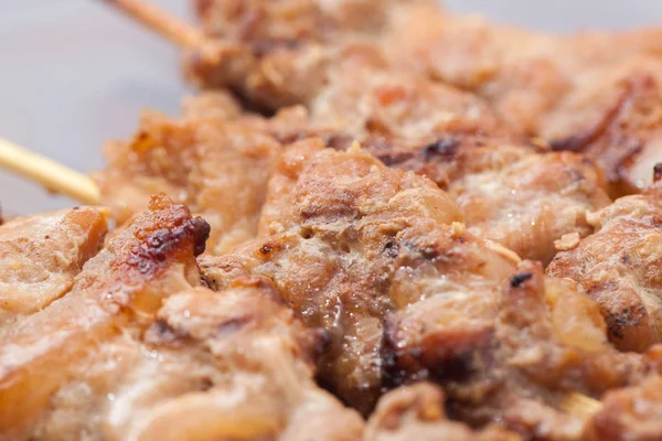 Close-up van gegrild varkensvlees spiesen in Thailand — Stockfoto