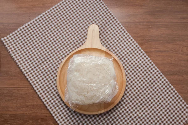 Menutup dari ketan yang disajikan di piring kayu — Stok Foto