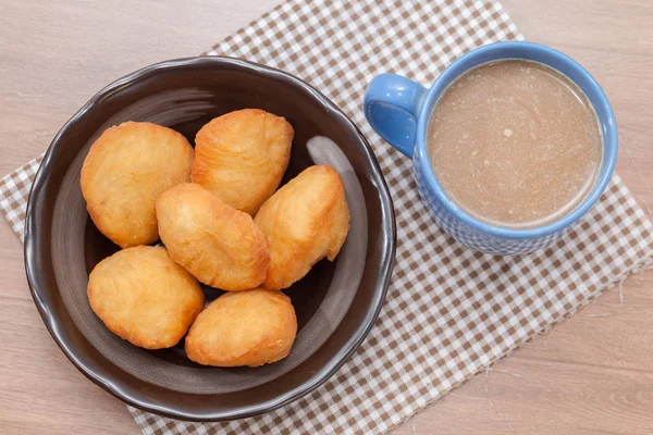 Pão de massa frito chinês com xícara de café — Fotografia de Stock