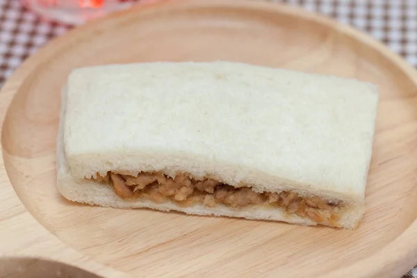 Close up de sanduíche de atum em placa de madeira — Fotografia de Stock