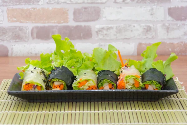 Primer plano de rollo de ensalada de verduras y salsa — Foto de Stock