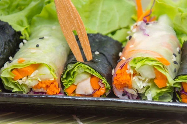 Primer plano de rollo de ensalada de verduras y salsa — Foto de Stock