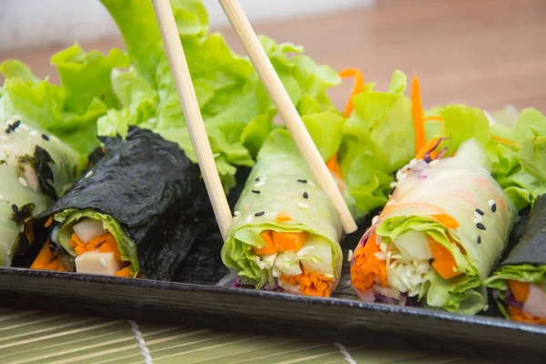 Primer plano de rollo de ensalada de verduras y salsa — Foto de Stock