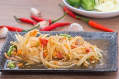Tabakta papaya salatası (som tum thai)