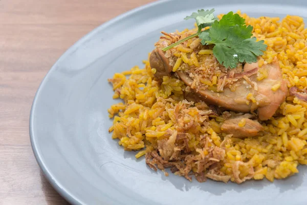 Ayam Biryani dengan nasi dan saus. makanan halal (Khao Mok Gai ) — Stok Foto