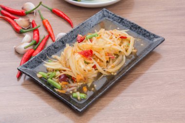 Tabakta papaya salatası (som tum thai)