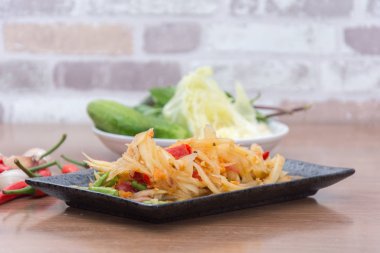 Tabakta papaya salatası (som tum thai)