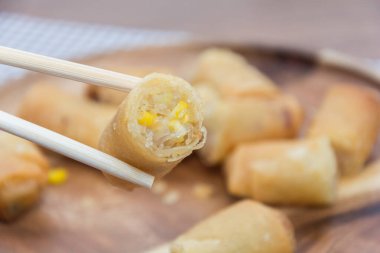 Ahşap tabakta soslu kızarmış börek.