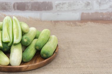 Taze salatalıkları çuvala koy.