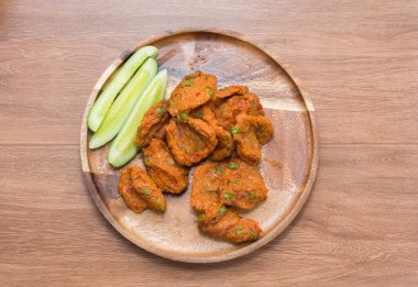 Tahta tabakta kızarmış balık ezmesi topları.