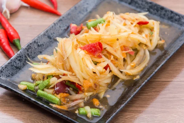 Salada de mamão (som tum thai) em prato — Fotografia de Stock