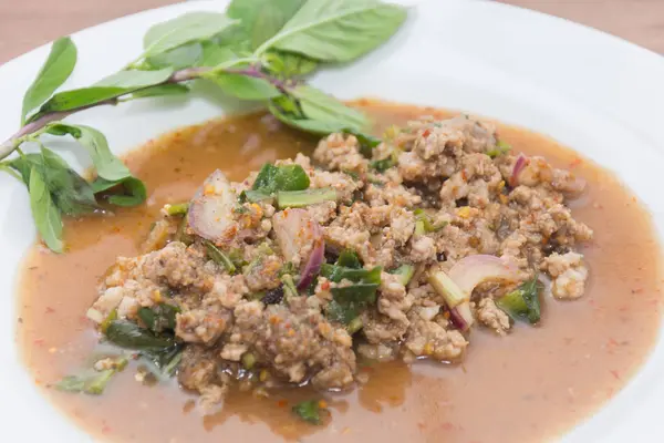 Primer plano de ensalada picante de cerdo picado en el plato —  Fotos de Stock
