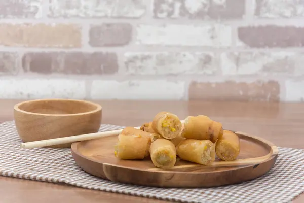 Rolo de mola frita em placa de madeira com molho — Fotografia de Stock