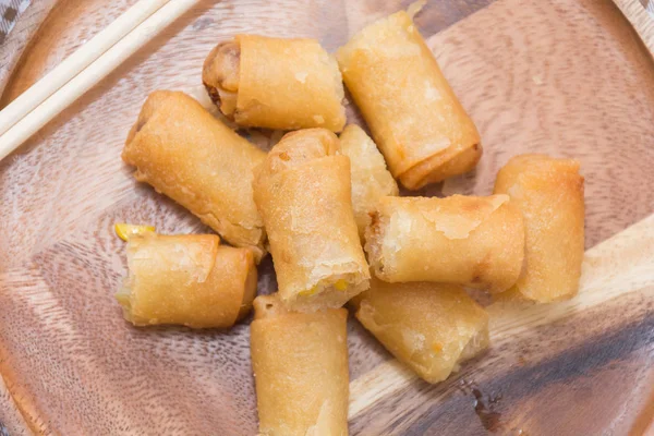 Rolo de mola frita em placa de madeira com molho — Fotografia de Stock