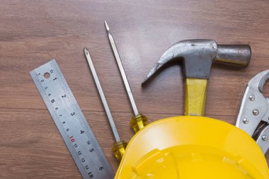 Sarı kaskın ve bazı aletlerin üst görüntüsü