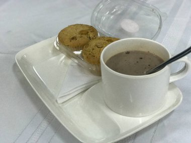 Seminer odasında kahve molası ve atıştırmalık.