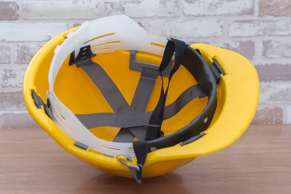 Primer plano del casco de seguridad amarillo para el trabajador —  Fotos de Stock