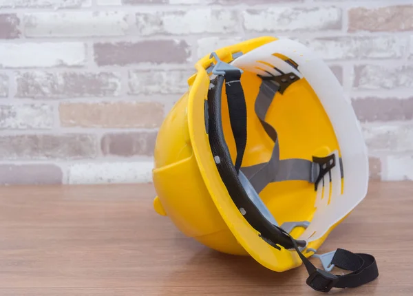 Primer plano del casco de seguridad amarillo para el trabajador —  Fotos de Stock