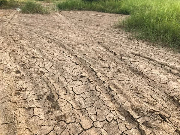 Texture du pneu de moto dans la route de terre sèche — Photo