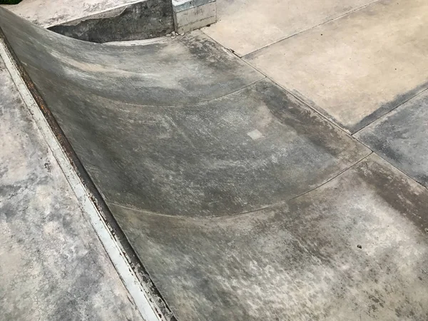 Rampa de skate de concreto ao ar livre na Tailândia, esporte extremo — Fotografia de Stock