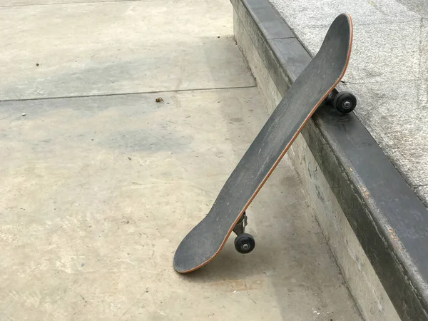 Skateboard v blízkosti rampy, extrémní sport v Thajsku — Stock fotografie