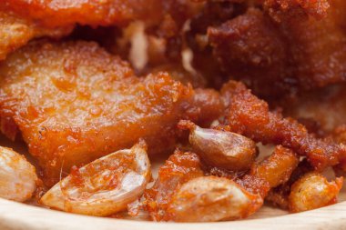 Tahta tabakta sarımsaklı biberli kızarmış domuz eti.