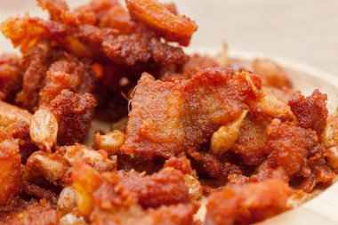 Tahta tabakta sarımsaklı biberli kızarmış domuz eti.