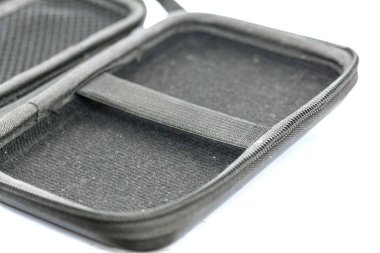 Beyaz fermuarlı koruma çantasının içinde.