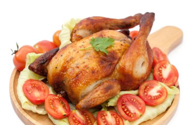 Tavuğu ahşap tabakta kızarttım.