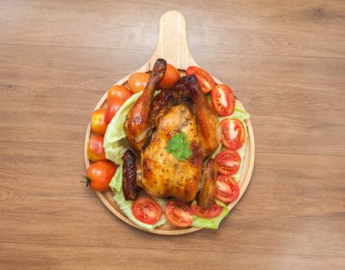 Tavuğu ahşap tabakta yakın.