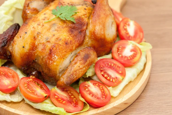 Menutup dari ayam panggang di piring kayu — Stok Foto