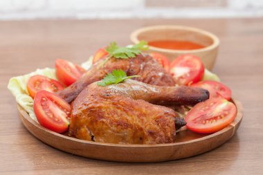 Soslu kızarmış tavuk yakın.