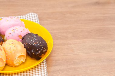 Tabakta bir sürü dondurulmuş çörek var.