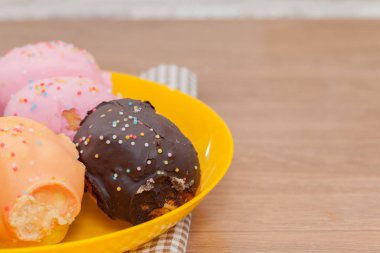 Tabakta bir sürü dondurulmuş çörek var.