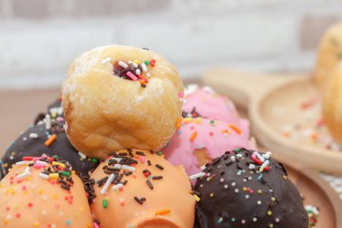 Tahta tabakta çeşitli çörekler serpiştirilmiş.