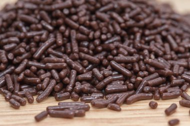 Tahta tabağa çikolata parçacıkları serpiştir.