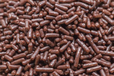 Tahta tabağa çikolata parçacıkları serpiştir.