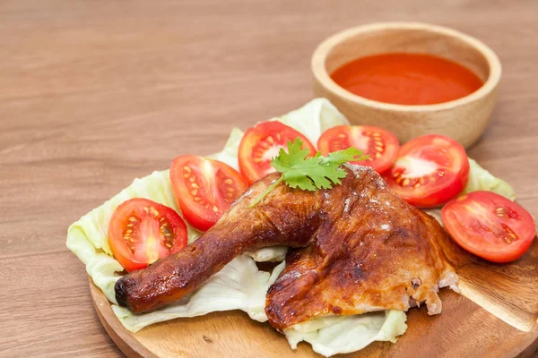 Menutup dari ayam panggang sayap dengan saus — Stok Foto